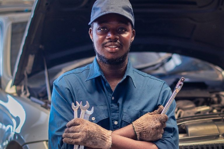 mecanico-africano-de-uniforme-com-os-bracos-cruzados-e-chaves-inglesas-em-pe-na-oficina-mecanica_73622-2130-transformed - Cópia